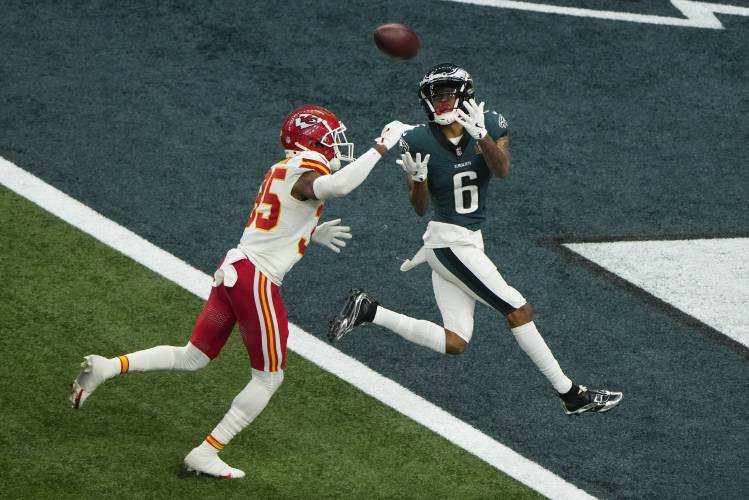 Philadelphia Eagles wide receiver DeVonta Smith (6) catches a touchdown pass ahead of Kansas City Chiefs cornerback Jaylen Watson (35) during the second half of the NFL Super Bowl 59 football game, Sunday, Feb. 9, 2025, in New Orleans. (AP Photo/Charlie Riedel)
