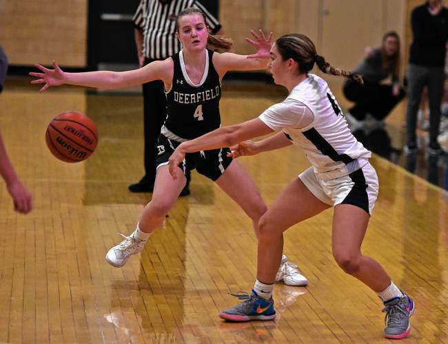 Williston’s Morgan Dulude (4), right, makes a pass while defended by Deerfield Academy’s McKenzie Goltermann during NEPSAC action in Deerfield on Wednesday.