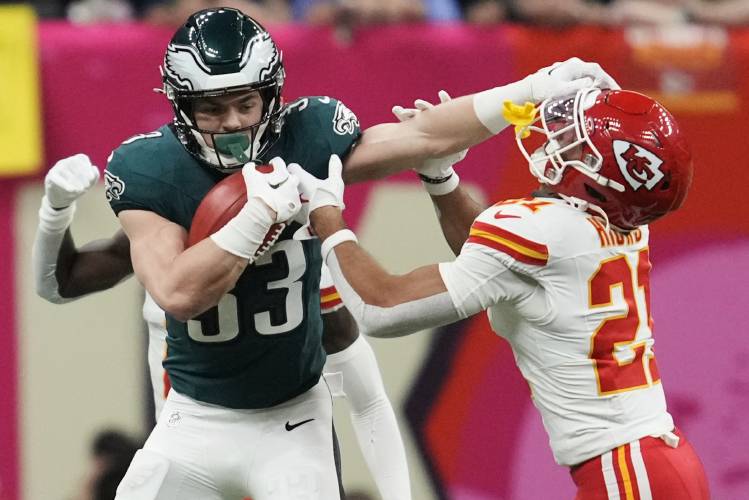 Philadelphia Eagles linebacker Zack Baun (53) stiff arms Kansas City Chiefs defensive back Jaden Hicks (21) during the first half of the NFL Super Bowl 59 football game, Sunday, Feb. 9, 2025, in New Orleans. (AP Photo/Ashley Landis)