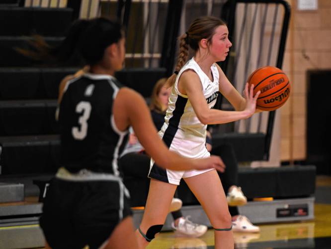 Williston’s Erin Reilly (1) makes a pass against Deerfield Academy during NEPSAC action in Deerfield on Wednesday.