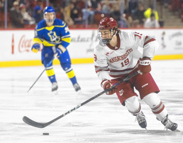 UMass right wing Cole O'Hara (19) controls the puck during the NCAA hockey game against Alaska at the Mullins Center, Friday, Jan. 24, 2025, in Amherst.