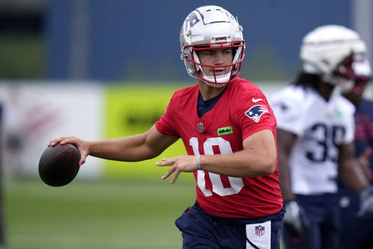 New England Patriots quarterback Drake Maye (10) sets to pass during an NFL football training camp, Thursday, July 25, 2024, in Foxborough, Mass. (AP Photo/Charles Krupa)