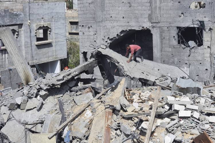 Palestinians look through the rubble after an Israeli airstrike in Rafah, Gaza Strip, on Monday. Palestinians look through the rubble after an Israeli airstrike in Rafah, Gaza Strip, on Monday.