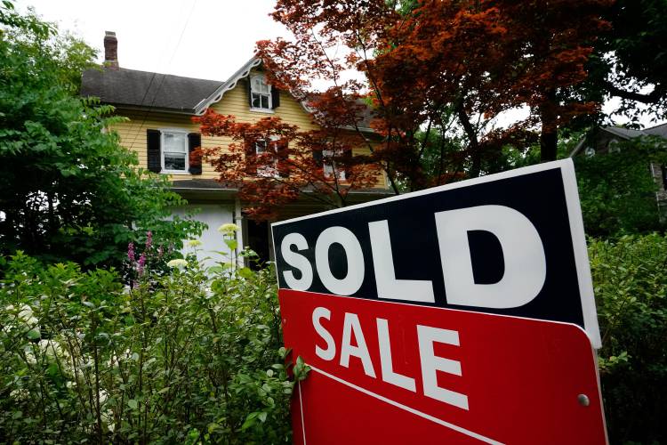There were 3,100 single-family homes sold in Massachusetts last month, a 6.8% climb over the 2,902 sales recorded in April 2023 and just the third time in nearly three years that home sales were up from the same month a year prior. There were 3,100 single-family homes sold in Massachusetts last month, a 6.8% climb over the 2,902 sales recorded in April 2023 and just the third time in nearly three years that home sales were up from the same month a year prior.