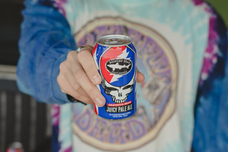 A look at the Grateful Dead Juicy Pale Ale, made by Dogfish Head Brewery. 