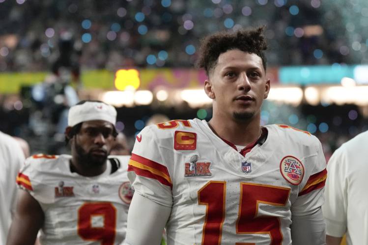 Kansas City Chiefs quarterback Patrick Mahomes (15) and wide receiver JuJu Smith- Schuster (9) walk off the field after a loss to the Philadelphia Eagles during the NFL Super Bowl 59 football game, Sunday, Feb. 9, 2025, in New Orleans. (AP Photo/Abbie Parr)